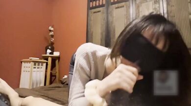 好喜欢蒙着眼睛被男人脱衣服 然后慢慢被他推倒插入的这个过程 哦～天呐 我真是个淫荡的女人